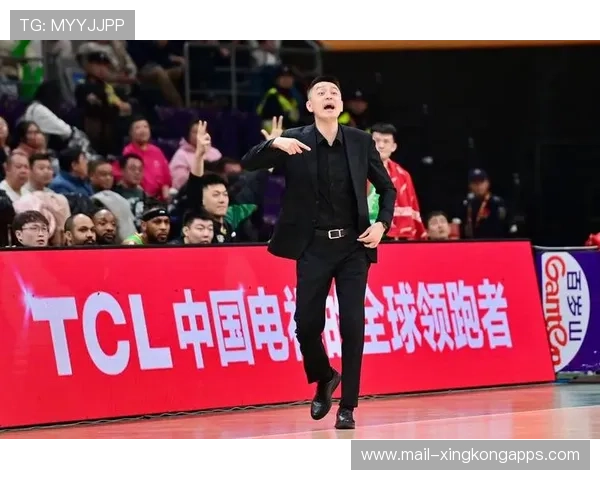 中国 basketball 国家队与国际教练团队的协作方式，国家队的教练是谁