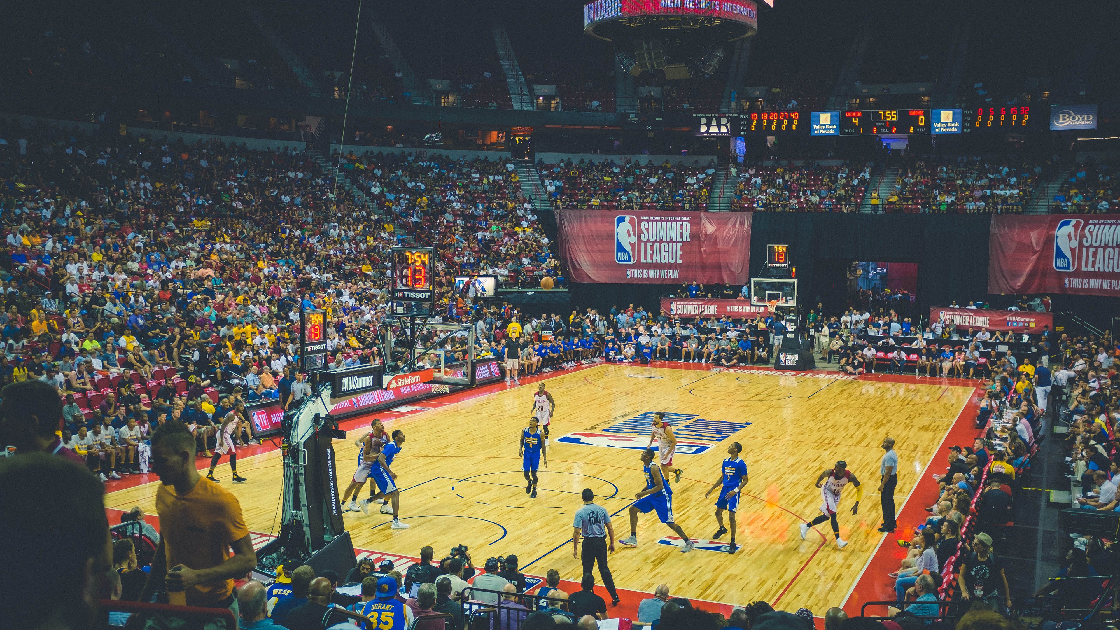 星空娱乐xk18-篮球联赛季后赛争夺战火热，篮球比赛季后赛